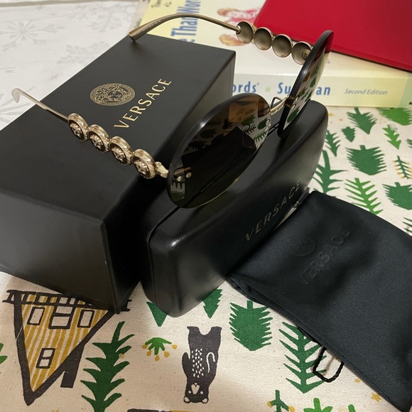 Versace sunglasses ,excellent condition. - Picture 1 of 3
